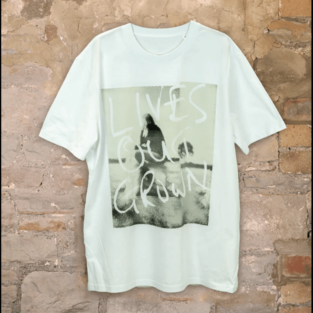 LIVES OUTGROWN - ホワイトTシャツ